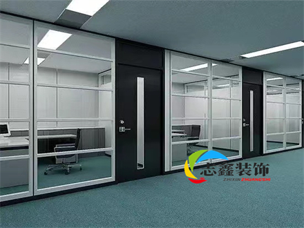 玻璃隔斷打造靈活的工作區(qū)域